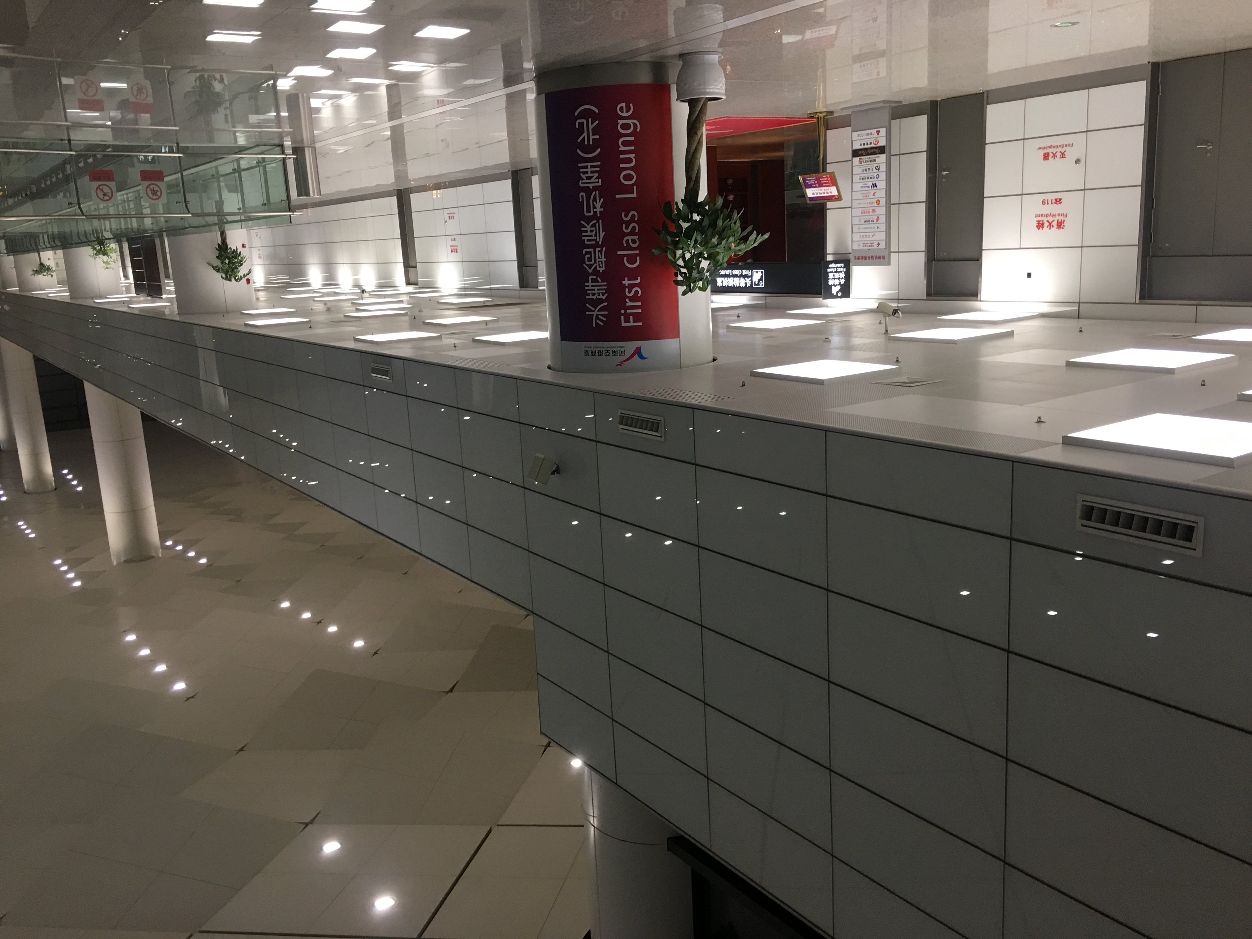 钢化华体会在线在大厅走廊中运用