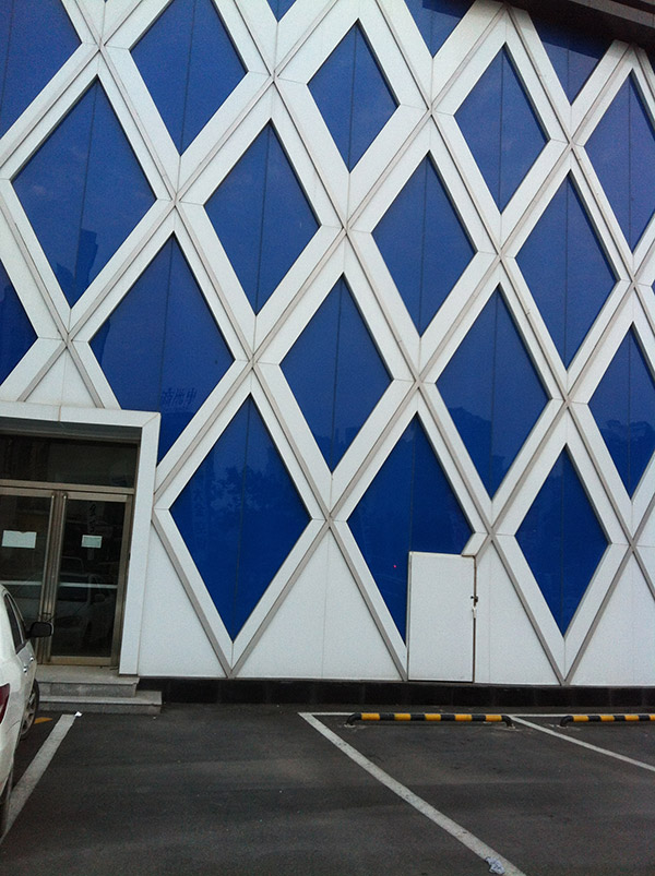 家电、家具和建筑钢化华体会在线-华体会(中国)
釉料在华体会在线-华体会(中国)
幕墙上的运用